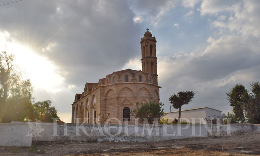 Κοντέα: Στο υπέρθυρο της βόρειας εισόδου διακρίνω την επιγραφή: «Εν Έτει 1893»... εκείνα τα χρόνια πολλές οι εκκλησίες που ανεγέρθηκαν στην Κύπρο. Αναστηλωμένη και αυτή από το UNDP και τη δικοινοτική 